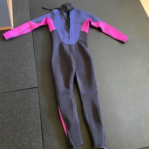 Women’s full 3mm wetsuit. Barely worn.